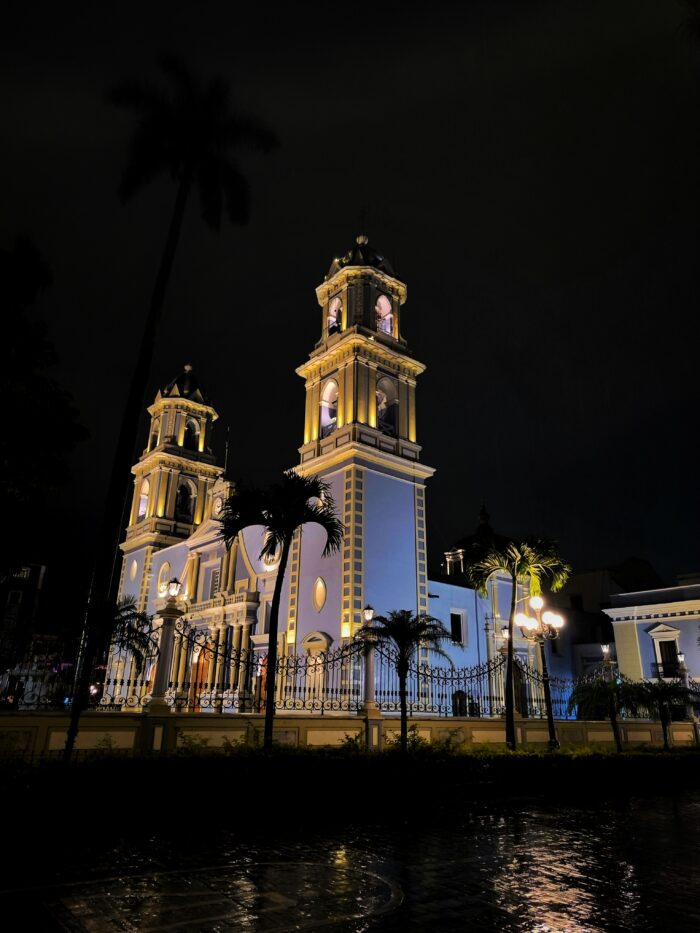 Destellos bajo la noche urbana