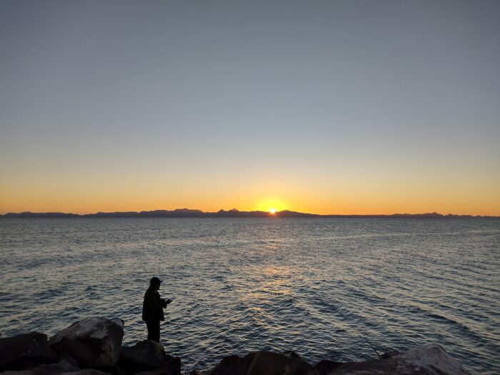 Pesca mañanera en el malecón