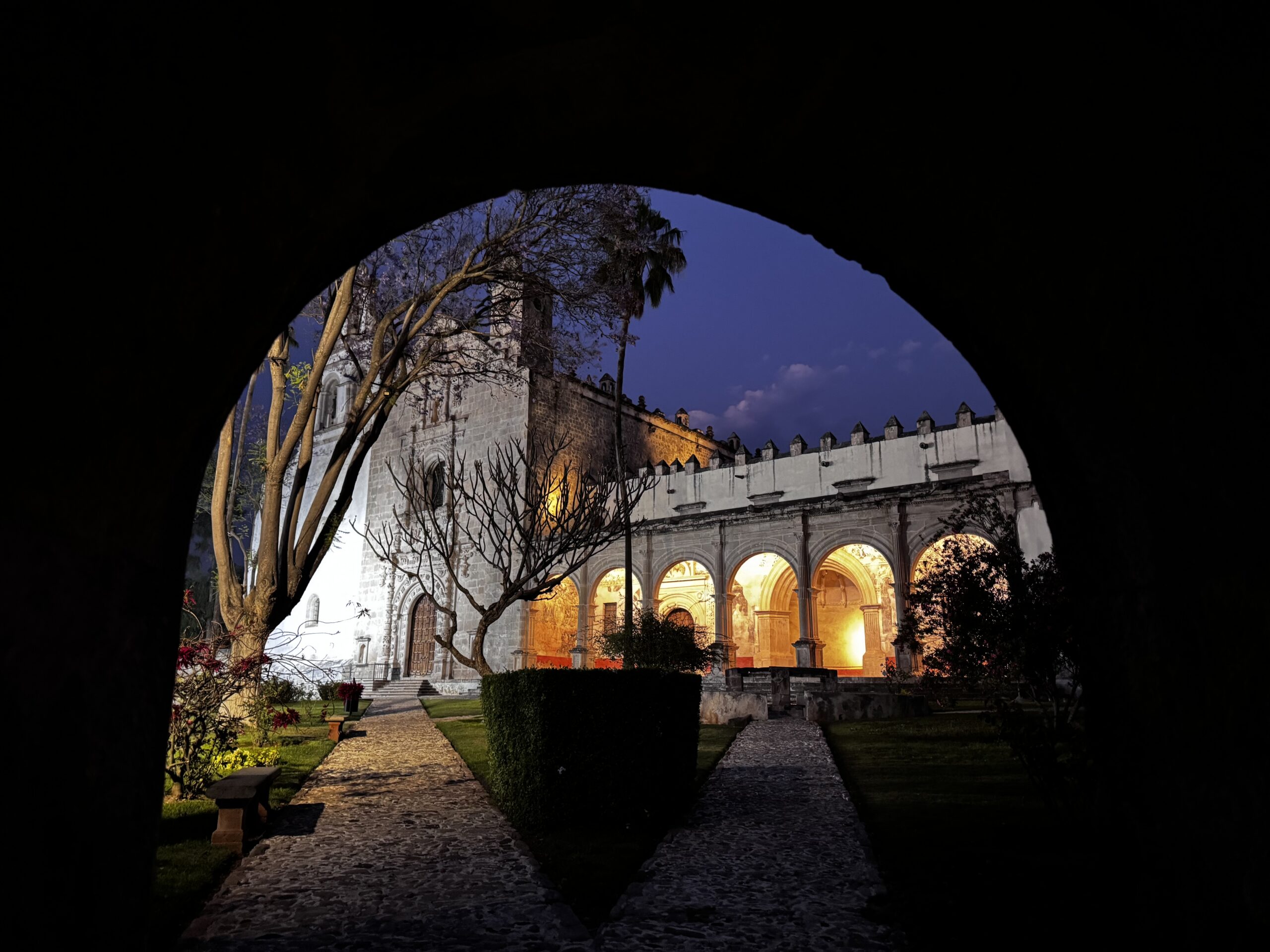“Donde la noche susurra historias de piedra”