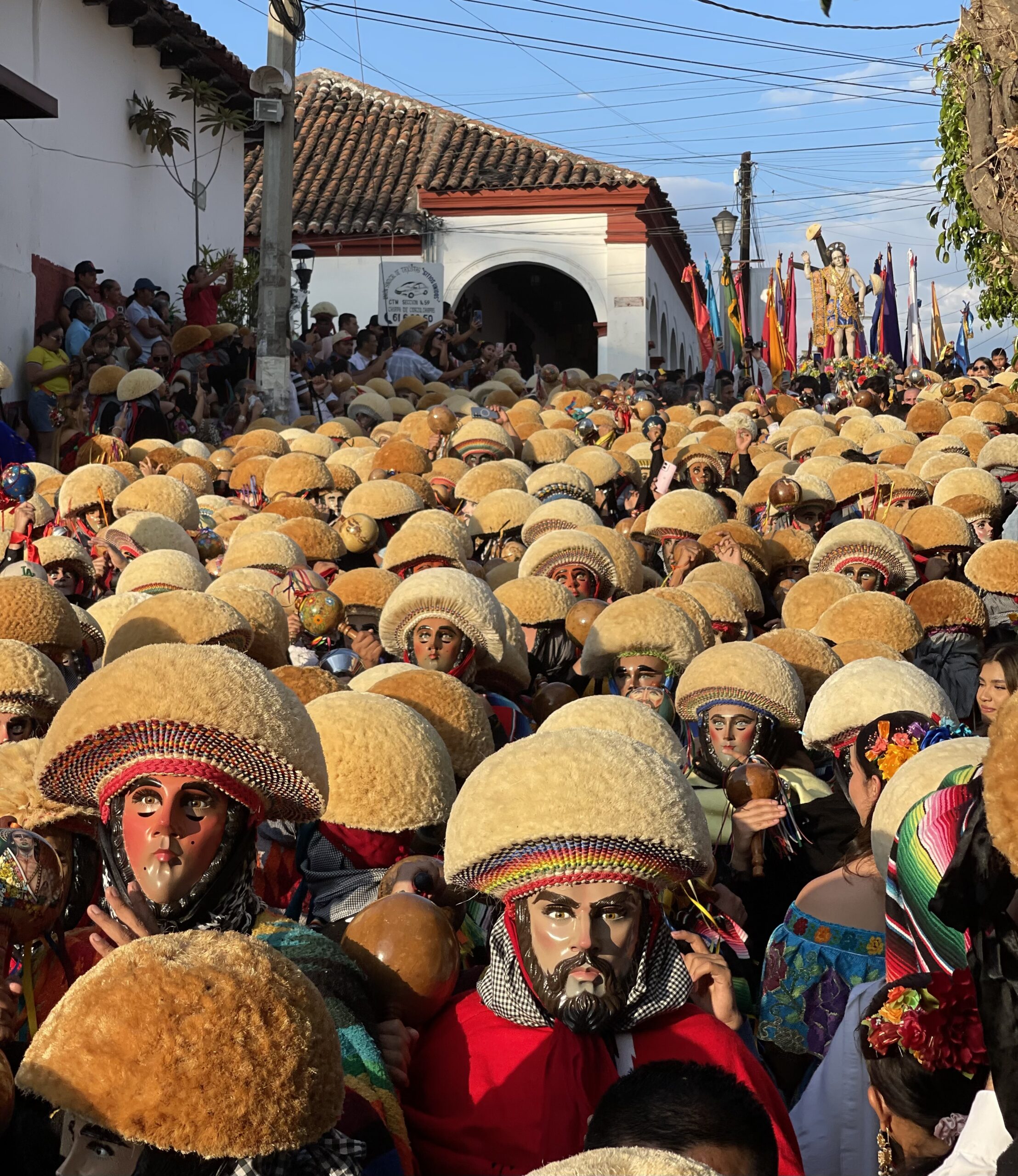 Rostros anónimos en una sola fe.