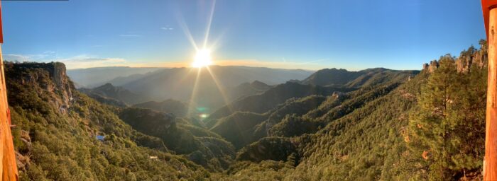 El sol despierta a las montañas